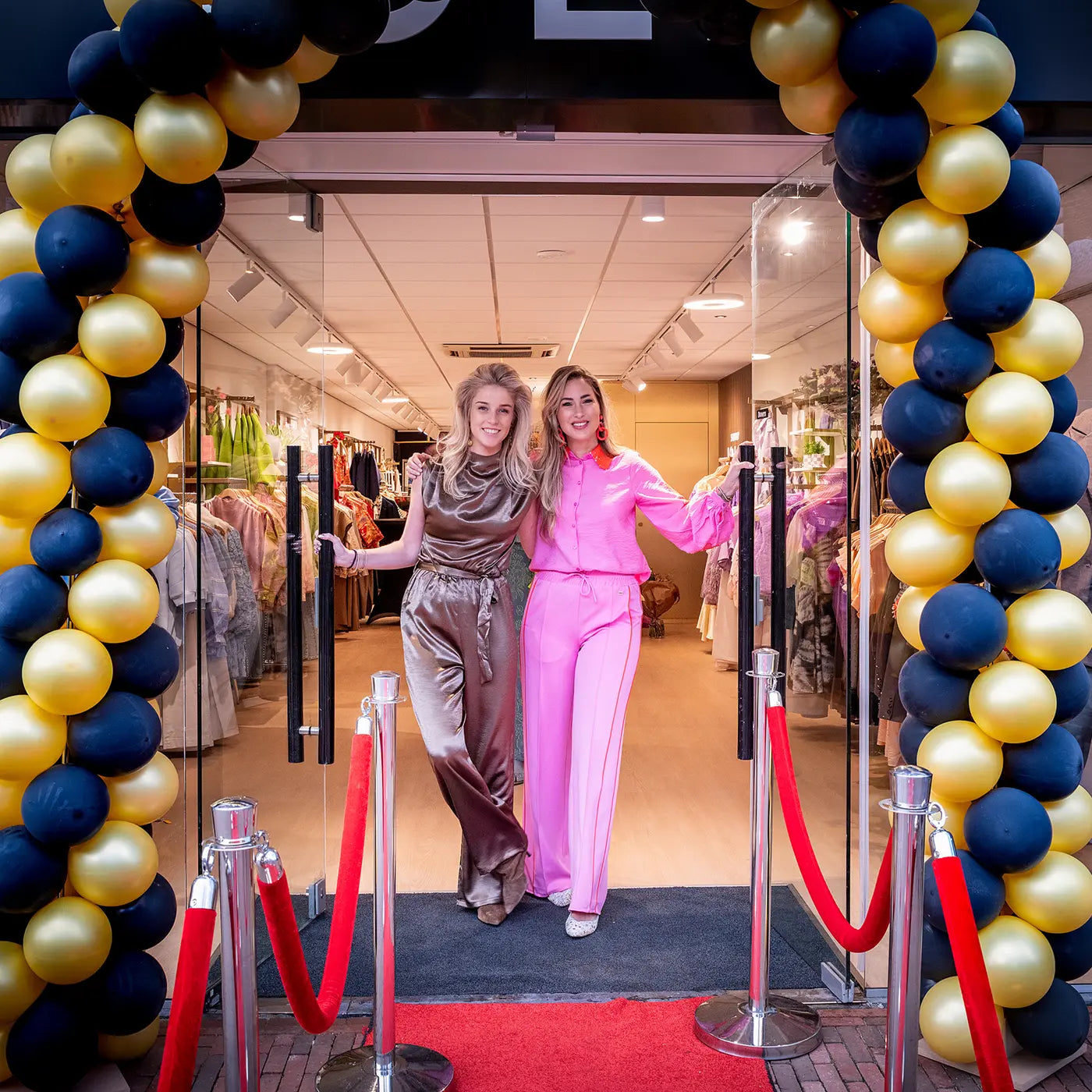 Winkeliers staan op de openingsdag voor de winkeldeur