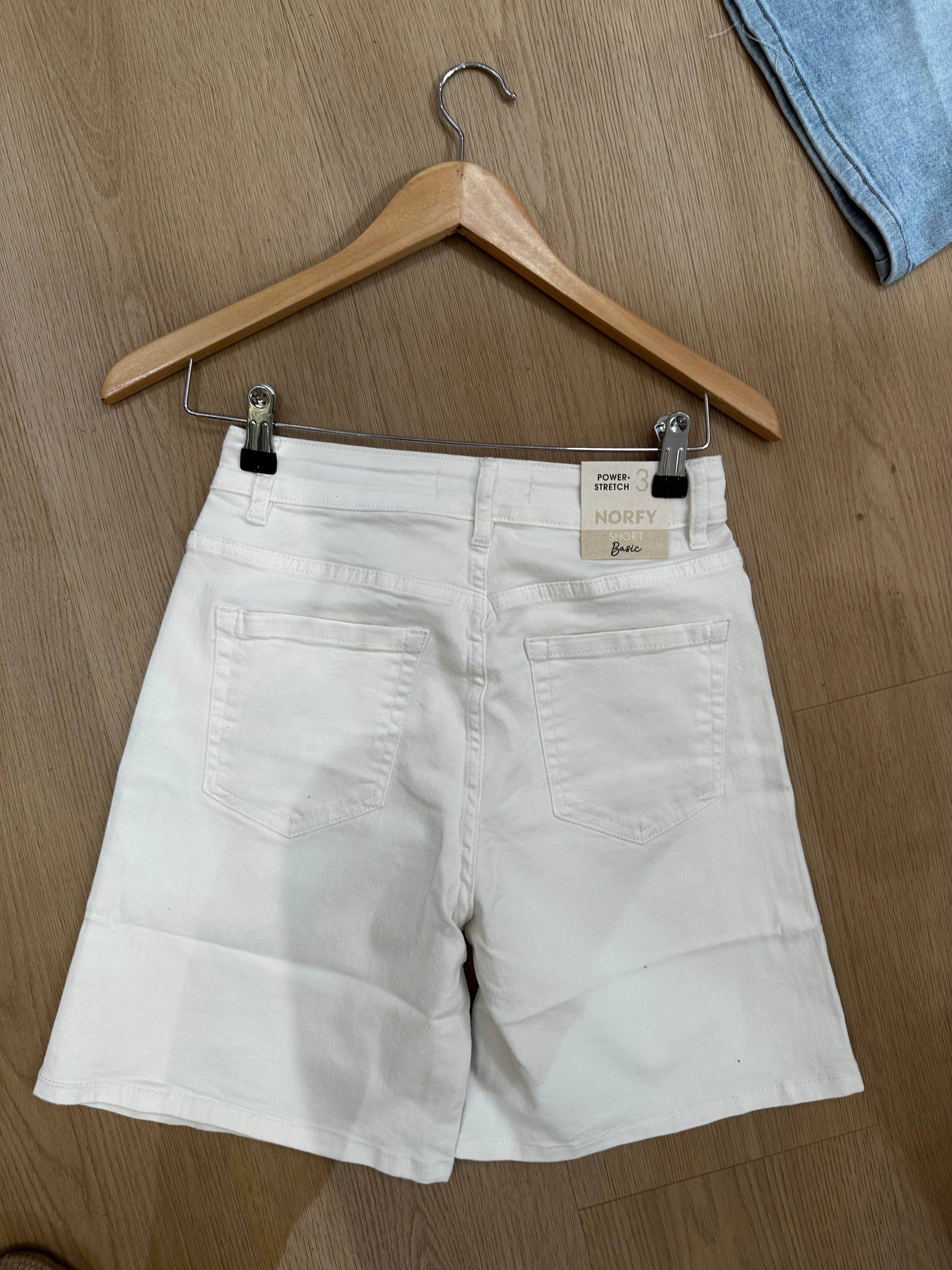 Studio Jolie Basis short Wit
