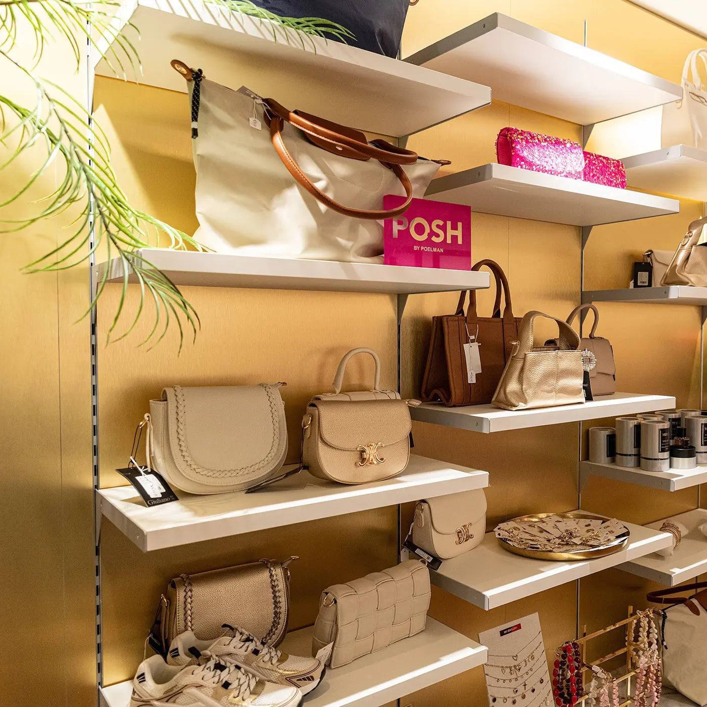 schappen met damestassen in de winkel